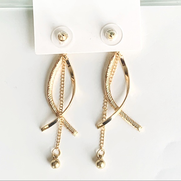⭐️🆕 Betsey Johnson Style - Chic Golden Drop Earrings - Picture 3 of 7